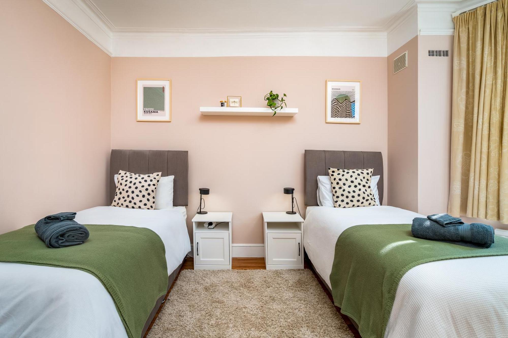 Homely And Stylish Apartment With A Garden In East Finchley ลอนดอน ภายนอก รูปภาพ